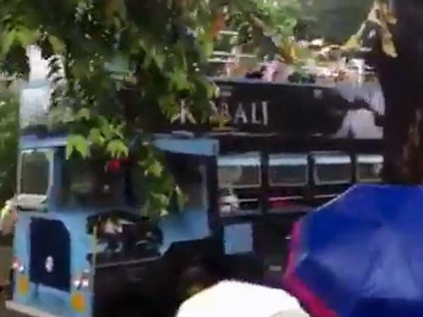 കബാലിയെ വരവേൽക്കാൻ ഡബിൾഡക്കർ ബസും