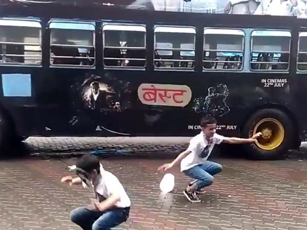 കബാലിയെ വരവേൽക്കാൻ ഡബിൾഡക്കർ ബസും