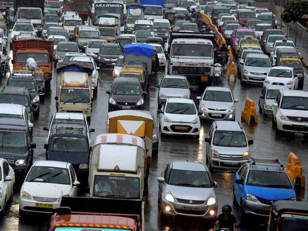 മുന്നിലുള്ള വാഹനവുമായി ചേർന്നോടിക്കൽ