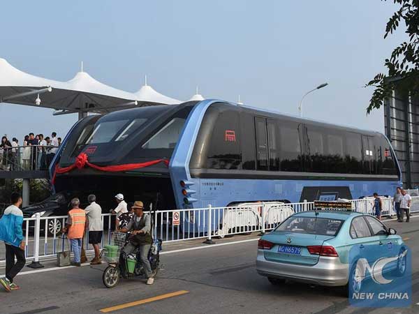 പറക്കുന്ന ബസും അതിനടയിലൂടെ ഓടുന്ന കാറുകളും; പുത്തൻ ചരിത്രം കുറിച്ച് ചൈന