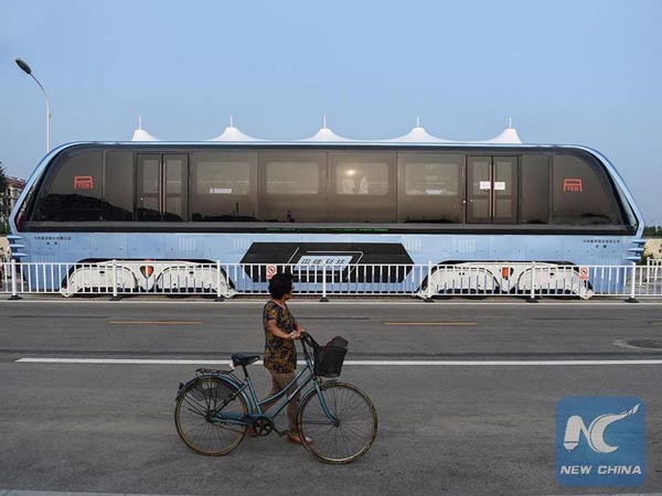 പറക്കുന്ന ബസും അതിനടയിലൂടെ ഓടുന്ന കാറുകളും; പുത്തൻ ചരിത്രം കുറിച്ച് ചൈന