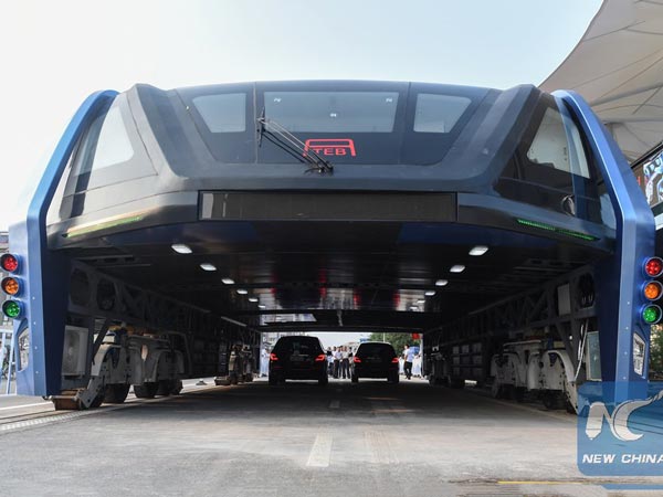 പറക്കുന്ന ബസും അതിനടയിലൂടെ ഓടുന്ന കാറുകളും; പുത്തൻ ചരിത്രം കുറിച്ച് ചൈന