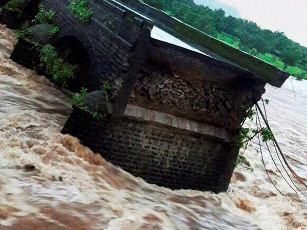 മുംബൈയിൽ പാലം തകർന്നു; ബ്രിട്ടീഷ് നിർമാണ രീതിയറിഞ്ഞാൽ ഞെട്ടും