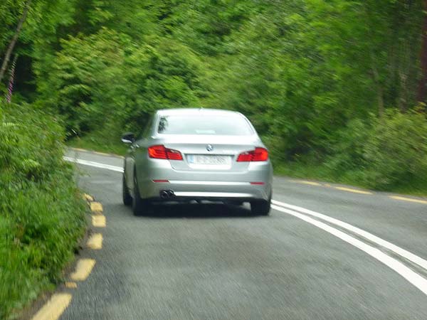 വശങ്ങളിലുള്ള മഞ്ഞവരകളോടുള്ള തുടർച്ചയായ വെള്ള വരകൾ