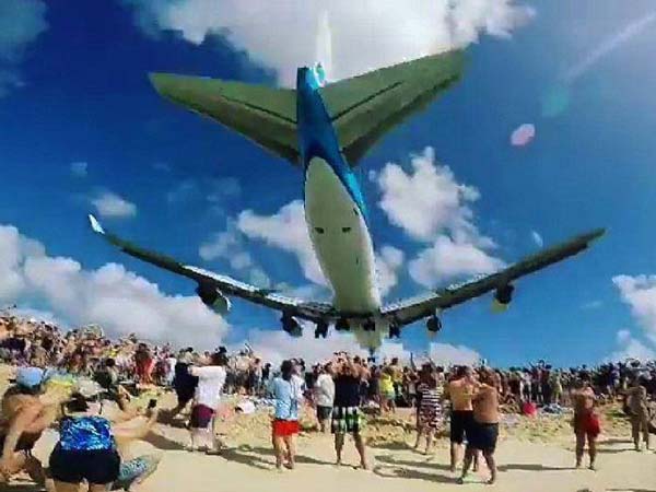 ഇതാണ് ആ വിചിത്രവും ലോകത്തിലേറ്റവും ആപൽക്കാരവുമായ എയർപോർട്!!