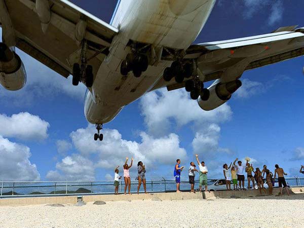 ഇതാണ് ആ വിചിത്രവും ലോകത്തിലേറ്റവും ആപൽക്കാരവുമായ എയർപോർട്!!