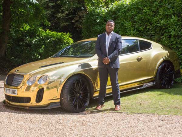 കഠിനപ്രയത്നത്തിലൂടെ സ്വന്തമാക്കിയ ബെന്റലിക്കൊപ്പം റോബോർട്ട്