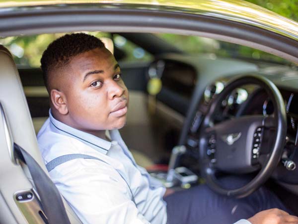 കഠിനപ്രയത്നത്തിലൂടെ സ്വന്തമാക്കിയ ബെന്റലിക്കൊപ്പം റോബോർട്ട്