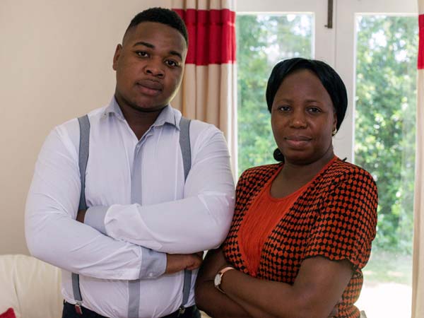 കഠിനപ്രയത്നത്തിലൂടെ സ്വന്തമാക്കിയ ബെന്റലിക്കൊപ്പം റോബോർട്ട്