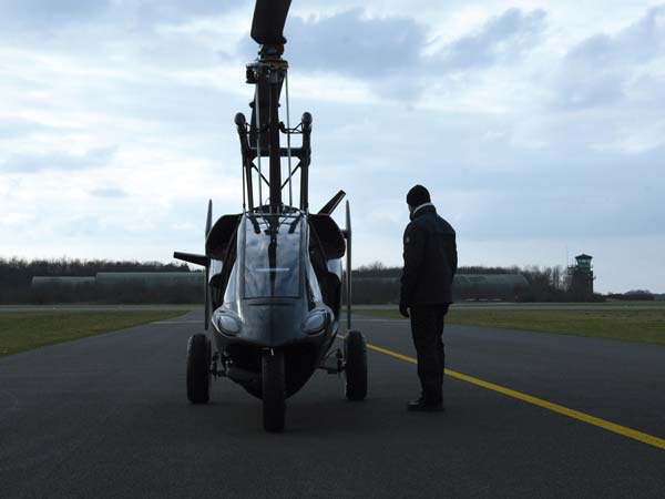 മോട്ടോർബൈക്കിനെ10 മിനിട്ടിൽ ഹെലികോപ്റ്ററാക്കാവുന്ന ഹെലിസൈക്കിൾ വരുന്നു