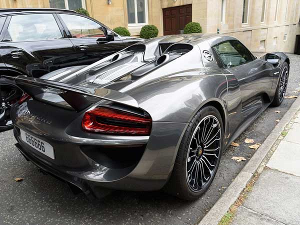 ലണ്ടൻ സായിപ്പുമാരെ നോക്കുകുത്തികളാക്കി അറബിനാട്ടിൽ നിന്നും സൂപ്പർകാറുകൾ