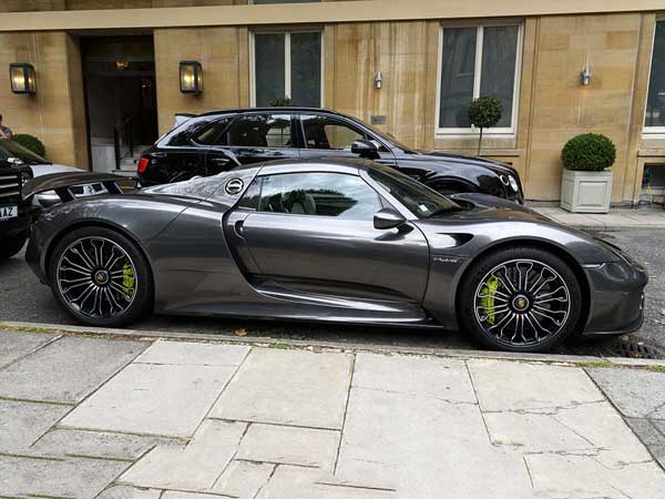 ലണ്ടൻ സായിപ്പുമാരെ നോക്കുകുത്തികളാക്കി അറബിനാട്ടിൽ നിന്നും സൂപ്പർകാറുകൾ