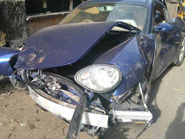 മദ്യപിച്ചോടിച്ച പോഷെ കാർ12 ഓട്ടോകളിൽ ഇടിച്ച് ഒരാളുടെ അന്തകനുമായി മദ്യപിച്ചോടിച്ച പോഷെ കാർ12 ഓട്ടോകളിൽ ഇടിച്ച് ഒരാളുടെ അന്തകനുമായി