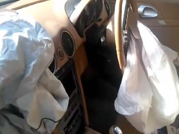 മദ്യപിച്ചോടിച്ച പോഷെ കാർ12 ഓട്ടോകളിൽ ഇടിച്ച് ഒരാളുടെ അന്തകനുമായി മദ്യപിച്ചോടിച്ച പോഷെ കാർ12 ഓട്ടോകളിൽ ഇടിച്ച് ഒരാളുടെ അന്തകനുമായി