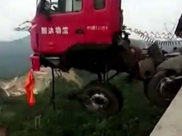 23 കാറുകളുമായി 500 അടി ഉയരത്തിൽ കുരുങ്ങിയ ട്രക്ക് അത്ഭുതകരമായി രക്ഷപ്പെട്ടു!!