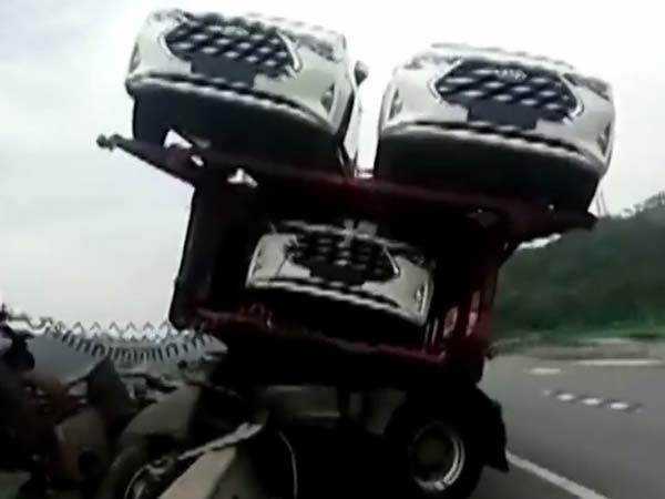 23 കാറുകളുമായി 500 അടി ഉയരത്തിൽ കുരുങ്ങിയ ട്രക്ക് അത്ഭുതകരമായി രക്ഷപ്പെട്ടു!!