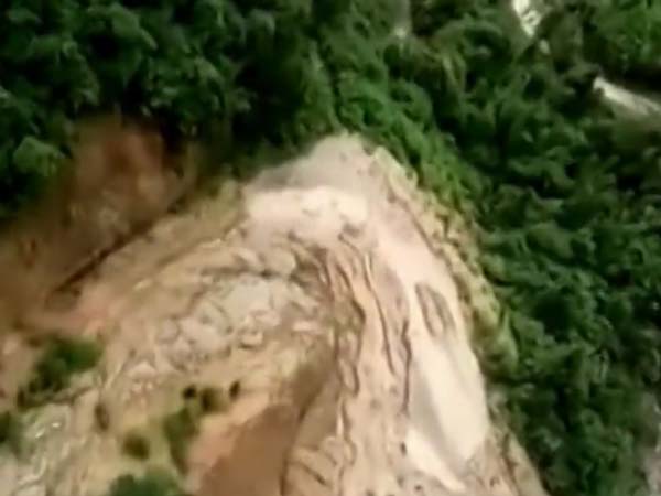 23 കാറുകളുമായി 500 അടി ഉയരത്തിൽ കുരുങ്ങിയ ട്രക്ക് അത്ഭുതകരമായി രക്ഷപ്പെട്ടു!!