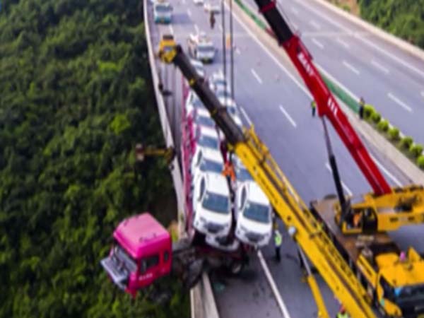 23 കാറുകളുമായി 500 അടി ഉയരത്തിൽ കുരുങ്ങിയ ട്രക്ക് അത്ഭുതകരമായി രക്ഷപ്പെട്ടു!!