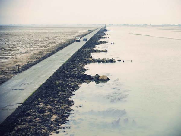 ദിവസത്തിൽ രണ്ട് തവണ അപ്രത്യക്ഷമാകുന്ന ഒരത്യപൂർവ്വ റോഡ്