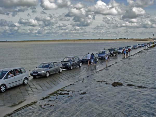 ദിവസത്തിൽ രണ്ട് തവണ അപ്രത്യക്ഷമാകുന്ന ഒരത്യപൂർവ്വ റോഡ്