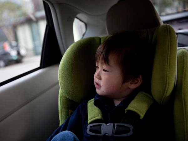 കുട്ടികളെ കാറിനകത്തിട്ടുപോയാൽ ഇനി എട്ടിന്റെ പണികിട്ടും!!