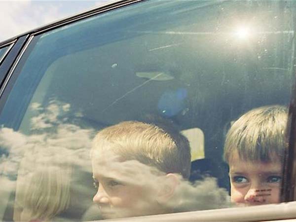 കുട്ടികളെ കാറിനകത്തിട്ടുപോയാൽ ഇനി എട്ടിന്റെ പണികിട്ടും!!