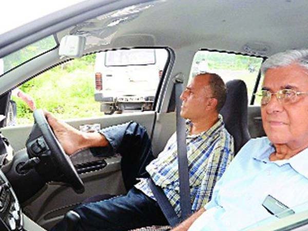 മനകരുത്തിന്റെ മുമ്പിൽ വൈകല്യം തോറ്റു; ഇരുകൈകളില്ലാത്ത വിക്രം നേടിയെടുത്തത് ലൈസൻസ്!!