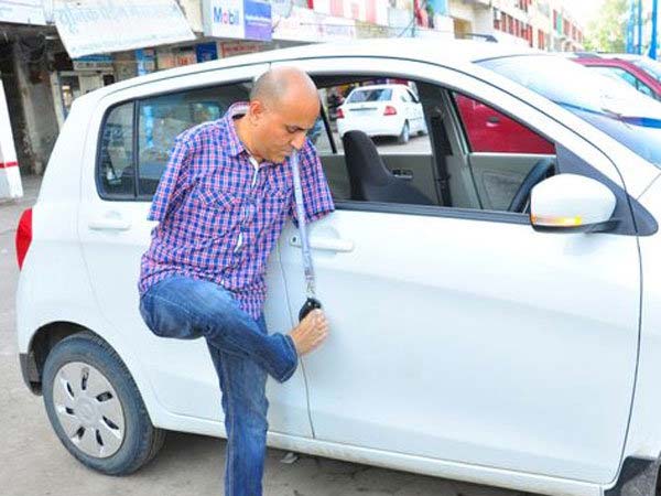 മനകരുത്തിന്റെ മുമ്പിൽ വൈകല്യം തോറ്റു; ഇരുകൈകളില്ലാത്ത വിക്രം നേടിയെടുത്തത് ലൈസൻസ്!!