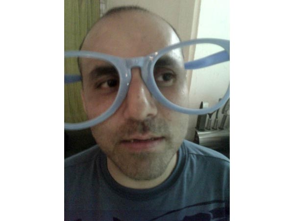 മനകരുത്തിന്റെ മുമ്പിൽ വൈകല്യം തോറ്റു; ഇരുകൈകളില്ലാത്ത വിക്രം നേടിയെടുത്തത് ലൈസൻസ്!!