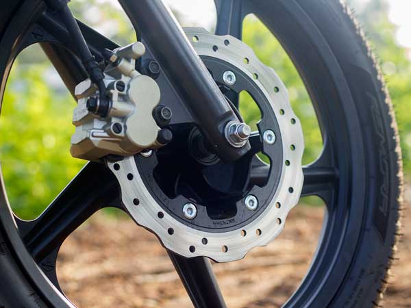 ഹീറോ, ഹോണ്ട ബൈക്കുകളെ നിലംപരിശാക്കി വിക്ടർ കുതിക്കുന്നു!!