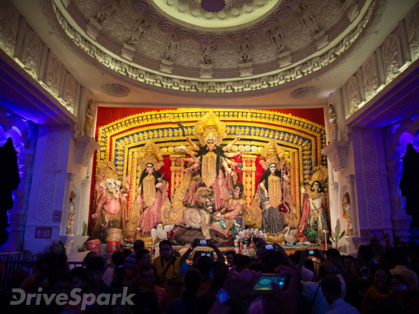 കൊൽക്കത്തിയിൽ ദുർഗാപൂജയ്ക്ക് മാറ്റുരച്ച് ടിവിഎസ് വിഗോ