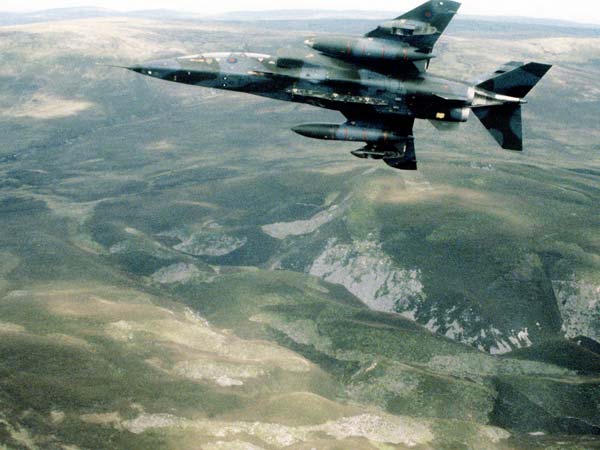 ഇത് പാകിസ്ഥാന്റെ ചൈനീസ് കളിപ്പാട്ടമല്ല; ലോകത്തെ വിറപ്പിക്കുന്ന 10 ഇന്ത്യൻ പോർവിമാനങ്ങൾ!!