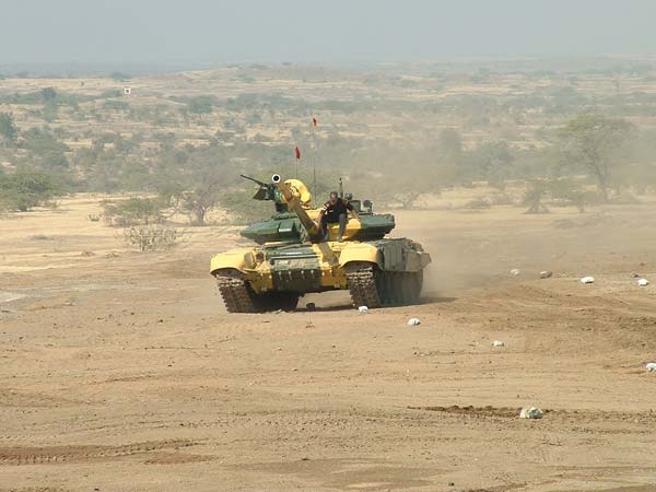 രാത്രിക്കാലങ്ങളിലെ പാക് നീക്കം അതിയിനി അസംഭവ്യം; ഭീകർക്കെതിരെ തീതുപ്പാൻ അപകടകാരികളായ യുദ്ധടാങ്കുകളുമായി ഇന്ത്യ