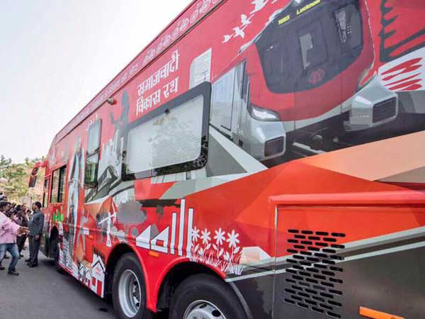 പാവങ്ങളെ സഹായിക്കാൻ സർക്കാർ ഖജനാവ് കാലി; എന്നാൽ യുപിയിൽ പ്രചരണ ബസിന് പൊടിച്ചതോ 5 കോടി!!