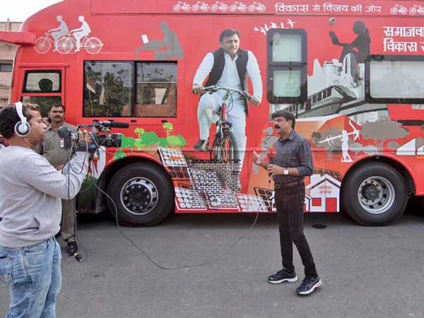 പാവങ്ങളെ സഹായിക്കാൻ സർക്കാർ ഖജനാവ് കാലി; എന്നാൽ യുപിയിൽ പ്രചരണ ബസിന് പൊടിച്ചതോ 5 കോടി!!