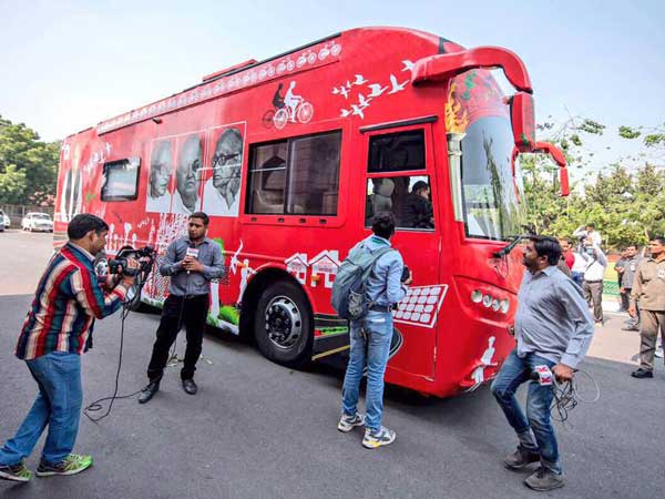 പാവങ്ങളെ സഹായിക്കാൻ സർക്കാർ ഖജനാവ് കാലി; എന്നാൽ യുപിയിൽ പ്രചരണ ബസിന് പൊടിച്ചതോ 5 കോടി!!