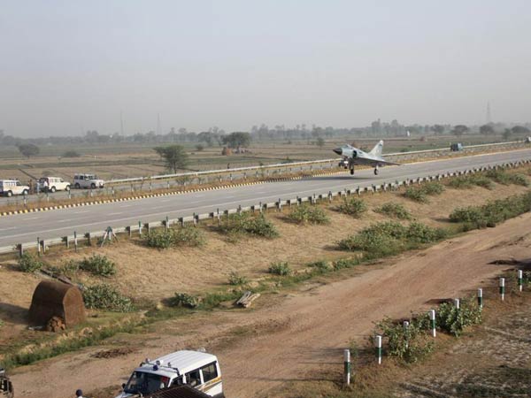 വെറുമൊരു റോഡെന്ന് ധരിക്കരുത്!! യുദ്ധക്കാല അടിയന്തിരവാസ്ഥയിൽ ലാന്റിംഗ് സാധ്യമാക്കാവുന്ന ഇന്ത്യയിലെ ആദ്യ എക്സ്പ്രെസ്‌വെ..