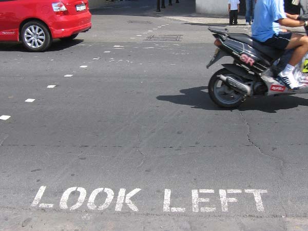 ഇന്ത്യയിലെന്തുകൊണ്ട് റോഡിന്റെ ഇടതുചേർന്ന് മാത്രം വണ്ടിയോടിക്കുന്നു; നിങ്ങൾക്കറിയോ ആ ചരിത്ര ബന്ധം?