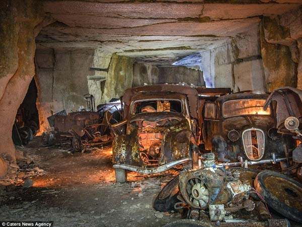 ഹിറ്റ്ലറിന്റെ കറുത്ത മുഖം വെളിച്ചത്തായി; 70 വർഷം പഴക്കമുള്ള ഹിറ്റ്ലറിന്റെ രഹസ്യ കാർശേഖരം!!