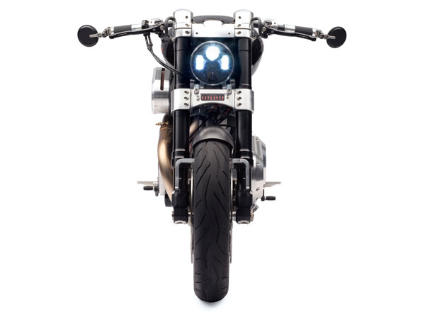 അച്ഛന്റെ ഹെൽകാറ്റിലിരുന്ന് പുഞ്ചിരി തൂകുന്ന ഈ കുട്ടിക്കുറുമ്പി ആരാണ്? 