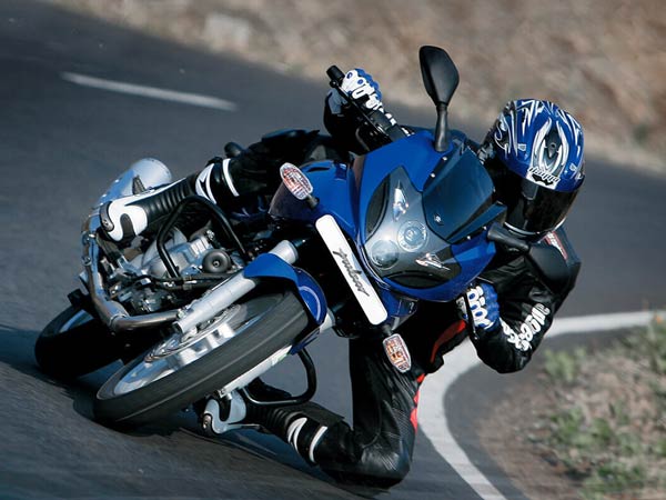 പെർഫോമൻസ് ബൈക്ക് ആഗ്രഹിച്ചിരുന്നോ; 1ലക്ഷത്തിനടുത്തുള്ള ഈ ബൈക്കുകൾ ആയാലോ?