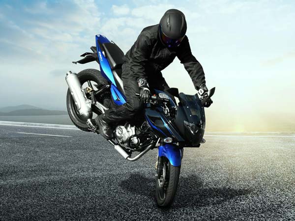 ബജാജ് പൾസർ 220എഫ് വിപണിയിൽ!!