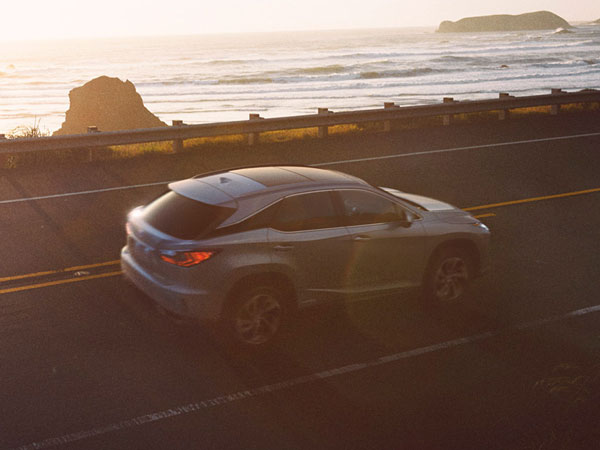 ടൊയോട്ട ആഡംബരക്കാർ ലക്സസ് മാർച്ചിൽ....