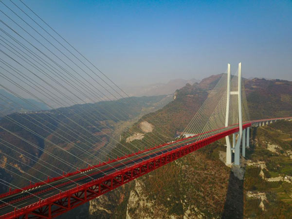 മേഘങ്ങൾക്കിടയിലൂടെ ഒരു റോഡ്; അതിസാഹസികമായ യാത്രയ്ക്ക് ചൈന ഒരുങ്ങിക്കഴിഞ്ഞു!!