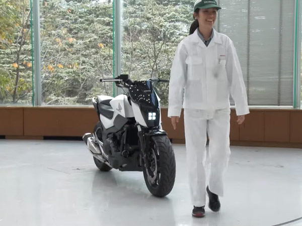 സെൽഫ് ബാലൻസിംഗും ഡ്രൈവറെ പിൻതുടർന്നു വരുന്നതുമായ ഹോണ്ടയുടെ ഒരു വിസ്മയ ബൈക്ക്..