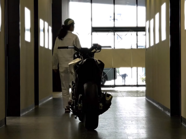 സെൽഫ് ബാലൻസിംഗും ഡ്രൈവറെ പിൻതുടർന്നു വരുന്നതുമായ ഹോണ്ടയുടെ ഒരു വിസ്മയ ബൈക്ക്..