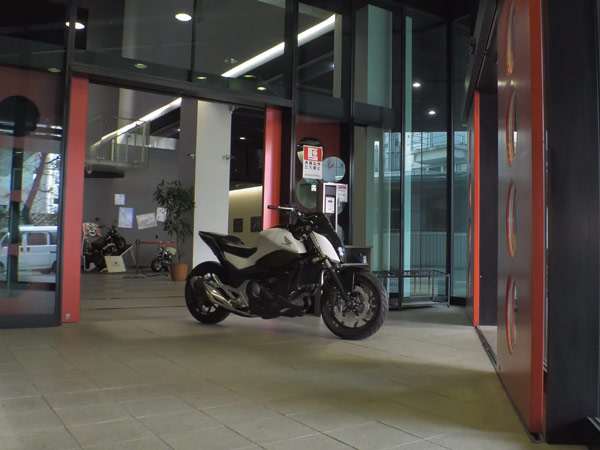 സെൽഫ് ബാലൻസിംഗും ഡ്രൈവറെ പിൻതുടർന്നു വരുന്നതുമായ ഹോണ്ടയുടെ ഒരു വിസ്മയ ബൈക്ക്..