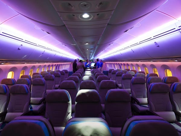 ലാന്റിംഗ് വേളയിൽ വിമാനത്തിലെ വെളിച്ചം കുറയ്ക്കാറുണ്ടല്ലോ ഇതിനുപിന്നിലെന്തായിരിക്കാം?