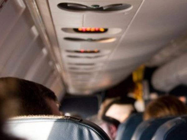 ലാന്റിംഗ് വേളയിൽ വിമാനത്തിലെ വെളിച്ചം കുറയ്ക്കാറുണ്ടല്ലോ ഇതിനുപിന്നിലെന്തായിരിക്കാം?