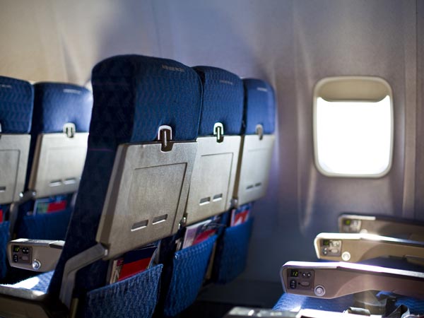 ലാന്റിംഗ് വേളയിൽ വിമാനത്തിലെ വെളിച്ചം കുറയ്ക്കാറുണ്ടല്ലോ ഇതിനുപിന്നിലെന്തായിരിക്കാം?